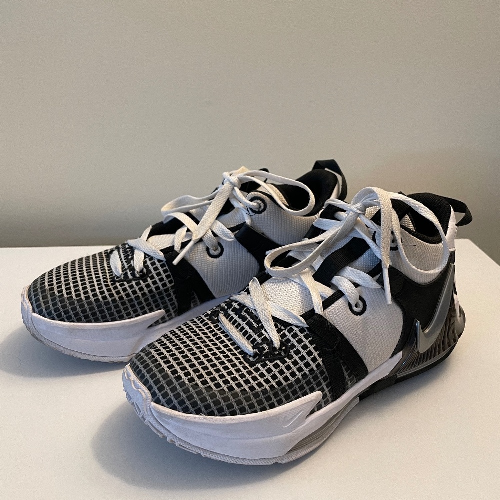 Nike Big Kids' LeBron Witness 7 Basketball Shoes, Boys Size 5.5